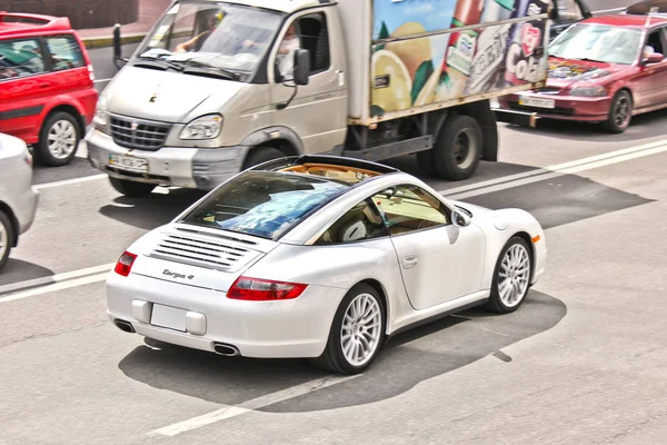 Kiev, Ukrayna; 10 Nisan 2014. Porsche targa 4 hareket. Editoryal fotoğraf.