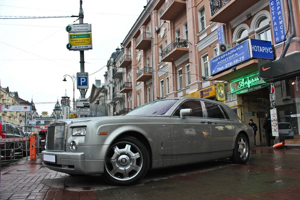 5 Ağustos 2012, Kiev, Rolls-Royce Phantom. Beyaz. Lüks araba. Editoryal fotoğraf.