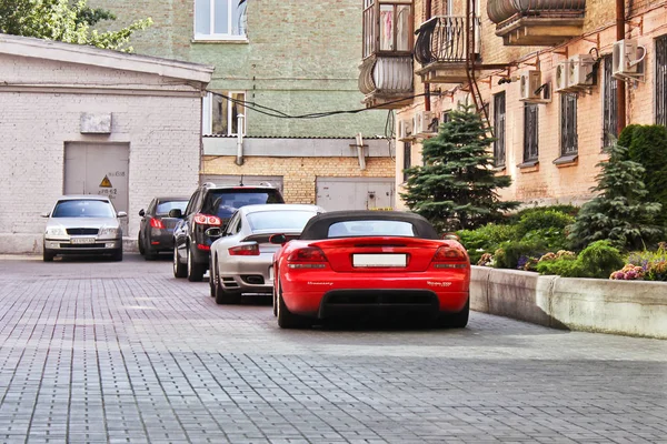 Ukrayna, Kiev; 23 Eylül 2014; Dodge Viper Hennessey Venom 1000 Twin Turbo ve Porsche 911 Turbo. Arkadan Görünüm. Editoryal fotoğraf. — Stok fotoğraf