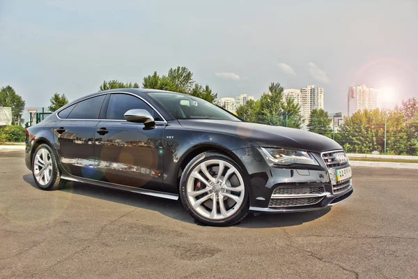 10 settembre, Kiev. Audi S7 Quattro sullo sfondo della città. Foto editoriale . — Foto Stock