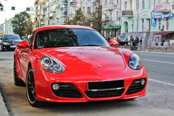 Ucrânia, Kharkiv. 20 de Julho de 2014. Porsche Cayman GTS. Supercarro vermelho. Foto editorial . — Fotografia de Stock