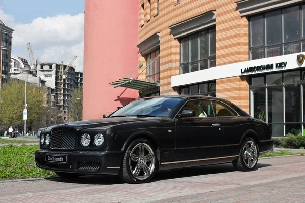 August 17, 2016. Kiev; Bentley Brooklands near Lamborghini dealership. Editorial photo. — Stock Photo, Image