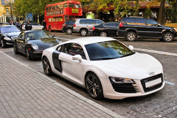 Kiev, Ukrayna; 20 Nisan 2014; Audi R8 vs Porsche 911 Carrera. Açılan supercar. İngilizce otobüs. Editoryal fotoğraf.