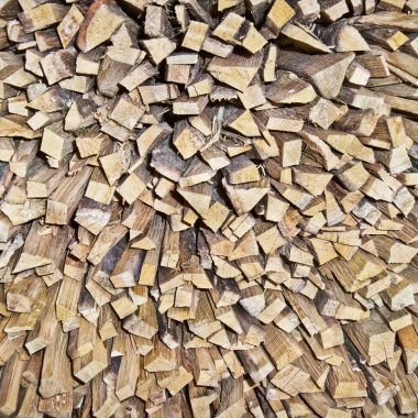 Kış için hazırlanmış odun yığını.  