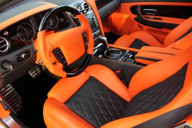  Gösterge panelini gösteren modern bir otomobilin iç görünümü