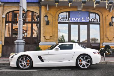 1 Nisan 2016; Kiev; Mercedes-Benz Sls-sınıf Amg binanın arka planı. Kraliyet supercar. Editoryal fotoğraf.