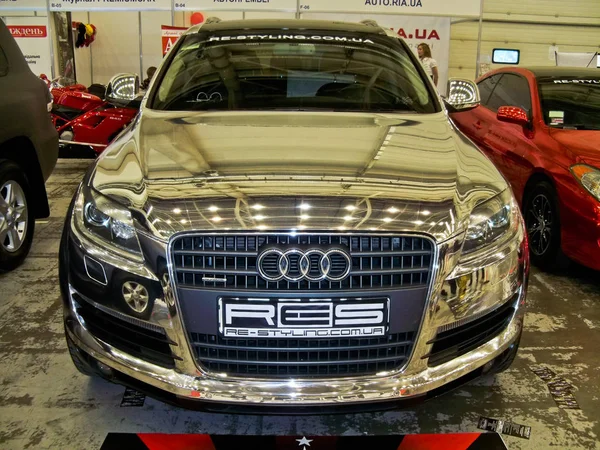 Kiev, Ukrayna; 10 Nisan 2014. Audi Q7 manyetik krom. Editoryal fotoğraf. — Stok fotoğraf