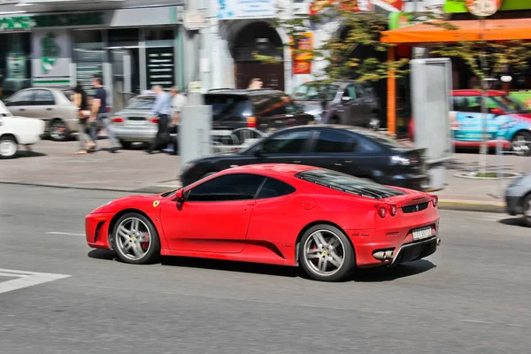Lviv, Ucrania. 22 de octubre de 2014, Ferrari F430 en movimiento. Foto editorial . — Foto de Stock