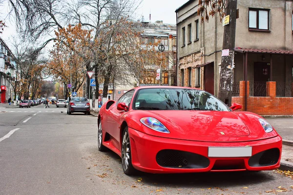 Odessa, Ukrayna. 2012 Ekim 13. Ferrari F430 sokakta. Editoryal fotoğraf.