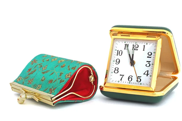Viejo reloj de viaje y billetera de mujer. Monedero de monedas. Patrones bordados . — Foto de Stock