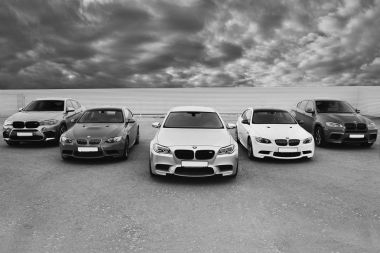 Kiev, Ukrayna; 17 Ekim 2016; Süper combo supercars. BMW M5 (F10), Bmw X 6 M ve Bmw M3 (E92). Siyah ve beyaz fotoğraf. Editoryal fotoğraf.
