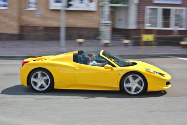 Ukrayna, Kiev. 25 Haziran 2013 yaz. Ferrari 458 Spider. Cabrio. Araba hareket. Editoryal fotoğraf.