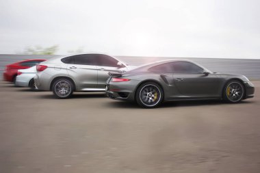 Kiev, Ukrayna; 17 Ekim 2016; Süper combo supercars. Porsche 911 Turbo S ve 2 x Bmw X 6 M ve Bmw M3 (E92). Sokak yarışı. Drag racing. araç hareket halinde. Editoryal fotoğraf.