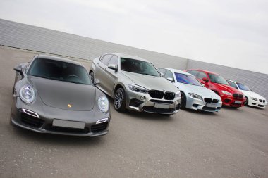 Kiev, Ukrayna; 17 Ekim 2016; Süper combo supercars. Porsche 911 Turbo S ve 2 x Bmw X 6 M ve Bmw M3 (E92). Editoryal fotoğraf.