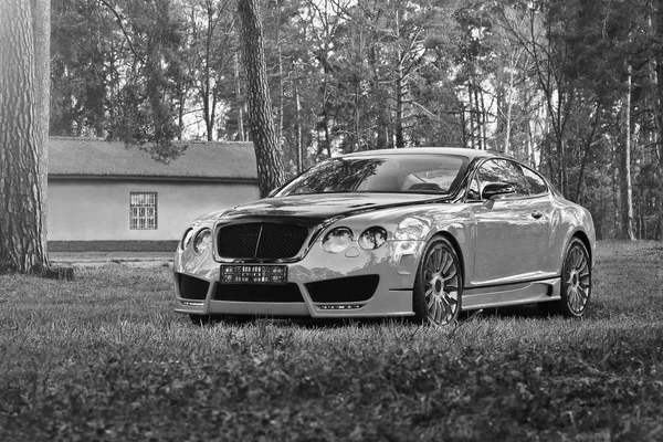 Kiev, Ukraine ; 10 avril 2015. Bentley Continental GT Race Mansory dans la forêt. Photo en noir et blanc. Voiture. Tuning. détails en fibre de carbone. Photo éditoriale . — Photo