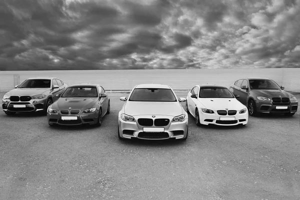 Киев, Украина; 17 октября 2016; Суперкомбо суперкары. BMW M5 (F10), BMW X6 M и BMW M3 (E92). Черно-белая фотография. Редакционное фото . — стоковое фото