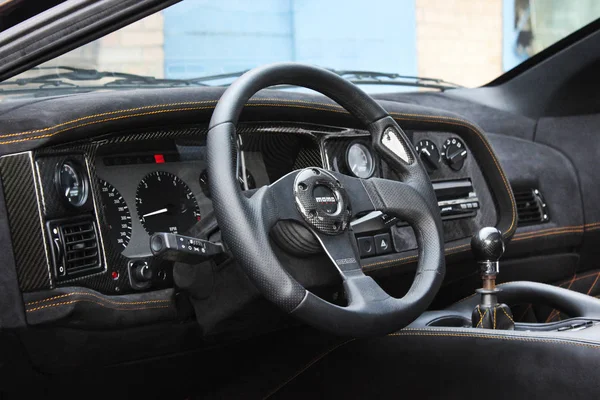 Jaguar Xj220. zicht op het interieur van een moderne auto tonen op het dashboard. 3 januari 2013; Kiev, Oekraïne. Redactionele foto. — Stockfoto