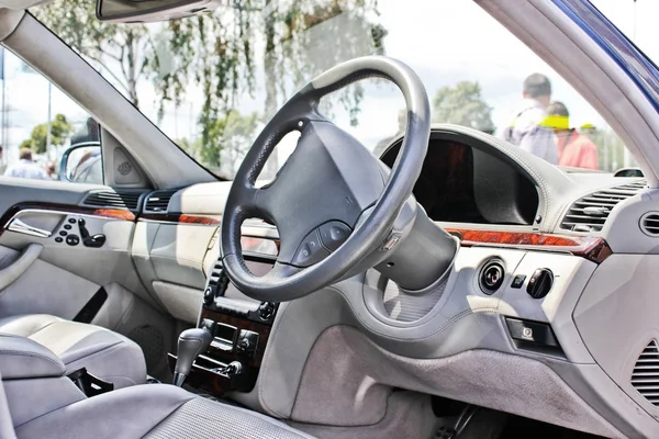 Uitzicht op het interieur van een moderne auto met het dashboard — Stockfoto