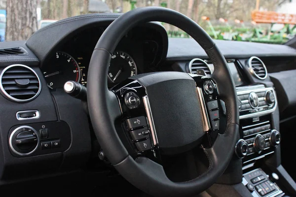 Uitzicht op het interieur van een moderne auto met het dashboard — Stockfoto