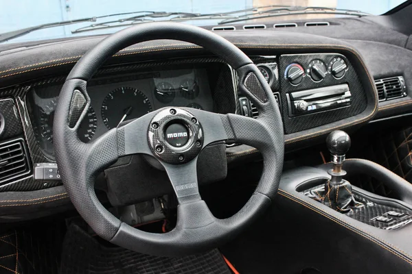 3 januari 2013; Kiev, Oekraïne. Jaguar Xj220. auto. Tuning. Zicht op het interieur van een moderne auto tonen op het dashboard. Redactionele foto. — Stockfoto