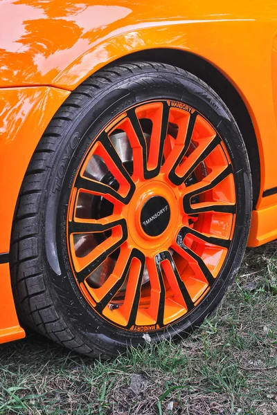 Kiev, Ucrânia; 10 de abril de 2015. Bentley Continental GT Corrida Mansory. As rodas de carro fecham-se em um contexto do asfalto. Pneus. Carro roda close-up. Foto editorial . — Fotografia de Stock