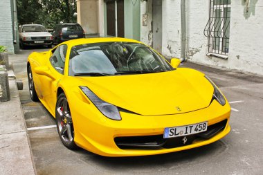 Ukrayna, Kiev; 5 Ekim 2013; Ferrari 458 Italia. Editoryal fotoğraf.