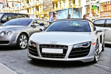 17 Haziran 2014, Kiev, Ukrayna. Audi R8 Spyder ve Bentley Continental gt editoryal fotoğraf.