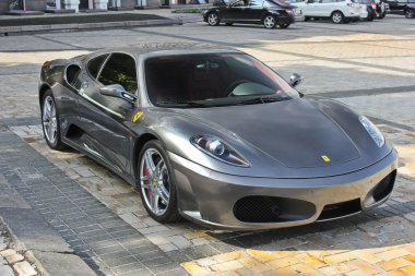 Kiev, Ukrayna. 9 Haziran 2013; Ferrari F430 gri arka planda bina. Editoryal fotoğraf.