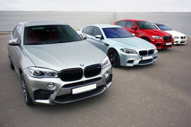 Kiev, Ukrayna; 17 Ekim 2016; Süper combo supercars. BMW M5 (F10), Bmw X 6 M ve Bmw M3 (E92). Editoryal fotoğraf.