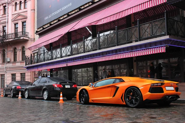 Kyjev, Ukrajina; 4. července 2013; Lamborghini Aventador na ulicích. Redakční Foto. — Stock fotografie