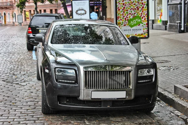 5 augustus 2012, Kiev, Rolls-Royce Ghost. Redactionele foto. — Stockfoto