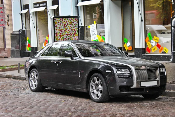 5. august 2012, kiev, rolls-royce ghost. Redaktionsfoto. — Stockfoto