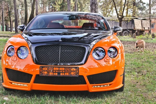 Kiev, Ucraina; 10 aprilie 2015. Bentley Continental GT Race Mansory în pădure. Maşina. Tuning. detalii realizate din fibră de carbon. Fotografie editorială . — Fotografie, imagine de stoc