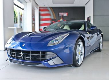 Kiev, Ukrayna; 22 Nisan 2015. Ferrari F12'ye Berlinetta. Editoryal fotoğraf.