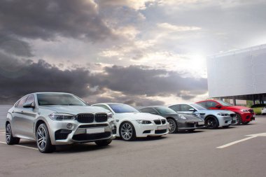 Kiev, Ukrayna; 17 Ekim 2016; Süper combo supercars. Porsche 911 Turbo S ve 2 x Bmw X 6 M ve Bmw M3 (E92). Sokak yarışı. Drag racing. Editoryal fotoğraf.