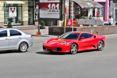 Kiev, Ukrayna; 22 Ekim 2014; Ferrari F430 hareket. Kırmızı supercar. Editoryal fotoğraf.