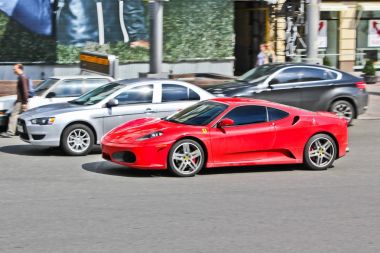 Kiev, Ukrayna; 22 Ekim 2014, Ferrari F430 hareket. Kırmızı supercar. Editoryal fotoğraf.