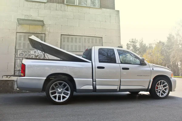 Kiev, ukraine; 20. September 2013; dodge ram srt-10 vor dem Hintergrund der Mauer. Redaktionsfoto. — Stockfoto