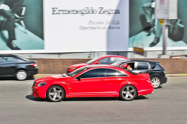 Kiev, Ucrania; 22 de octubre de 2014, Mercedes-Benz CL WALD W216 Black Bison Edition en movimiento. Superdeportivo rojo. Foto editorial . — Foto de Stock