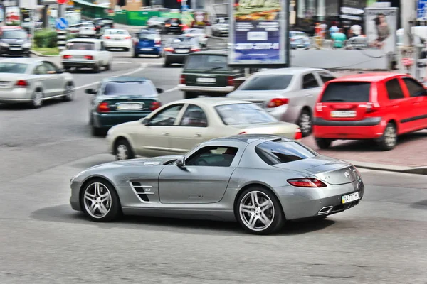 2 Mart 2014; Kiev, Ukrayna; Mercedes-Benz Sls Amg hareket. Editoryal fotoğraf.