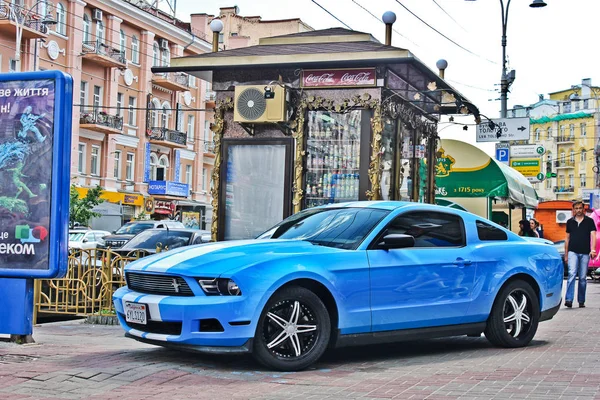 Maart 2, 2014; Kiev, Oekraïne; Ford Mustang in het centrum van de stad. Redactionele foto. — Stockfoto