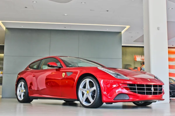 Ukrayna, Kiev; 15 Ağustos 2013; Ferrari Ff. kırmızı supercar. Editoryal fotoğraf.