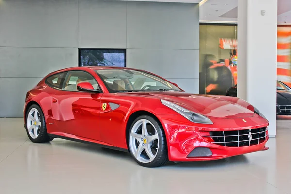 Ukrayna, Kiev; 15 Ağustos 2013; Ferrari Ff. kırmızı supercar. Editoryal fotoğraf.