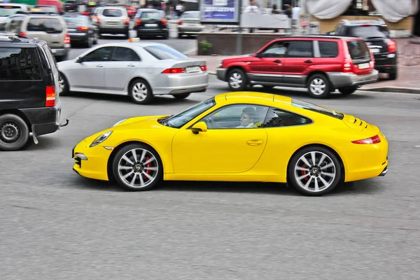 Kiev, Ucrânia; 5 de setembro de 2015; Porsche Amarelo 911. Foto editorial . — Fotografia de Stock