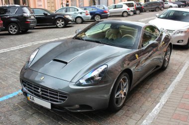 Kiev, Ukrayna; 27 Nisan 2015. Ferrari California sokakta. Hız. Ayarlama. çok pahalı. Araba. Karbon. Yarış. Şehir. Lüks. Ayarlama. Supercar. Editoryal fotoğraf.