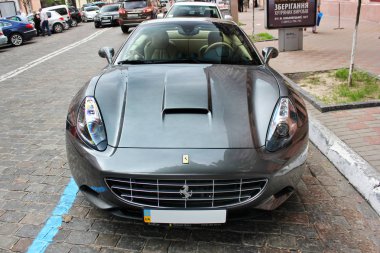 Kiev, Ukrayna; 27 Nisan 2015. Ferrari California sokakta. Hız. Ayarlama. çok pahalı. Araba. Karbon. Yarış. Şehir. Lüks. Ayarlama. Supercar. Editoryal fotoğraf.
