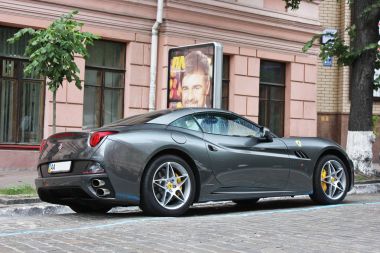 Kiev, Ukrayna; 27 Nisan 2015. Ferrari California sokakta. Hız. Ayarlama. çok pahalı. Araba. Karbon. Yarış. Şehir. Lüks. Ayarlama. Supercar. Editoryal fotoğraf.