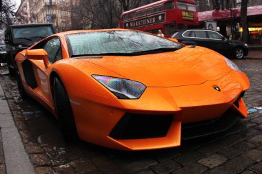 Kiev, Ukrayna; 4 Temmuz 2013; Yakın çekim Lamborghini Aventador sokaklarda. Turuncu. Yağmurda araba. Yağmur damlaları. Editoryal fotoğraf.