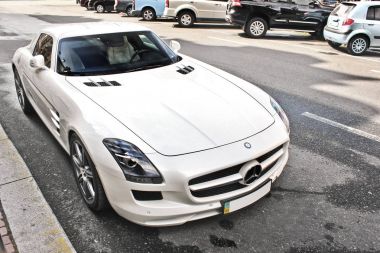 1 Nisan 2016; Kiev; Mercedes-Benz Sls-sınıf Amg asfalt zemin üzerine. Kraliyet supercar. Editoryal fotoğraf.
