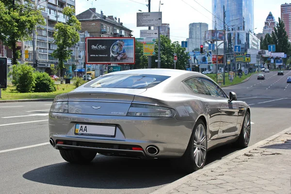20 Mart 2014; Ukrayna, Kiev; Aston Martin Rapide şehir. Editoryal fotoğraf.